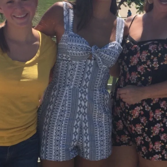 Romper from ‘FASHION ON EARTH’ size small, has a blue white pattern - Picture 3 of 9